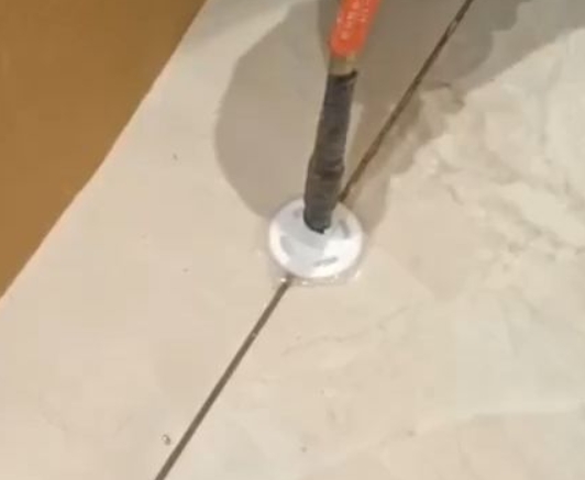 许昌瓷砖空鼓维修公司专业解答瓷砖在铺贴过程中，如果没有涂抹均匀到位的粘结材料（如水泥砂浆或瓷砖胶），可能会导致以下问题