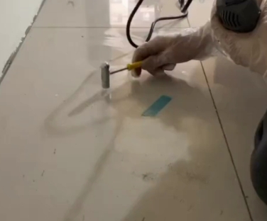 许昌瓷砖开裂维修公司专业分享瓷砖在铺贴前如果没有沥干水分，将会导致以下问题
